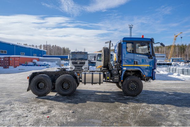 Седельный тягач УСТ 5453 SHACMAN SX32586V385 (6х6), шины 14R20