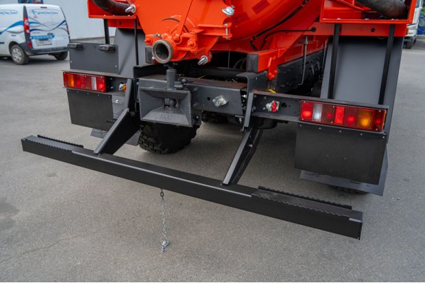 Заднее защитное устройство