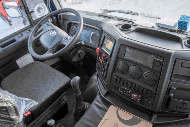 Приборная панель кабине водителя