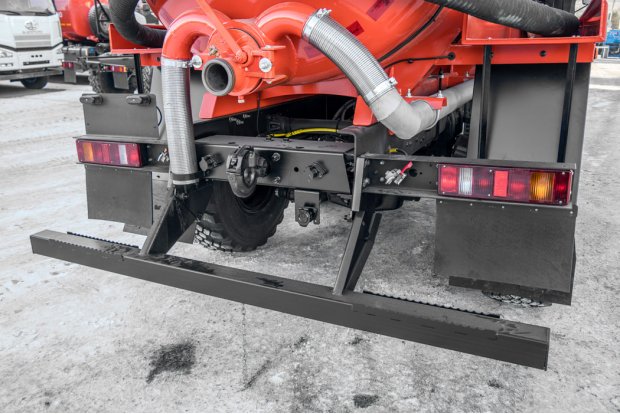 Заднее защитное устройство