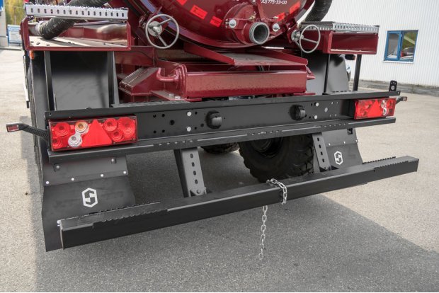 Заднее защитное устройство