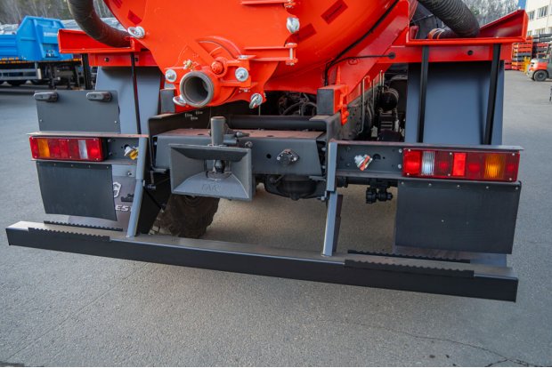 Заднее защитное устройство