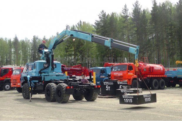 Седельный тягач Урал 5557-60 с КМУ ИМ-150