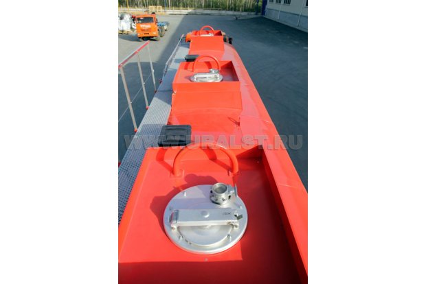 Заливные горловины цистерны