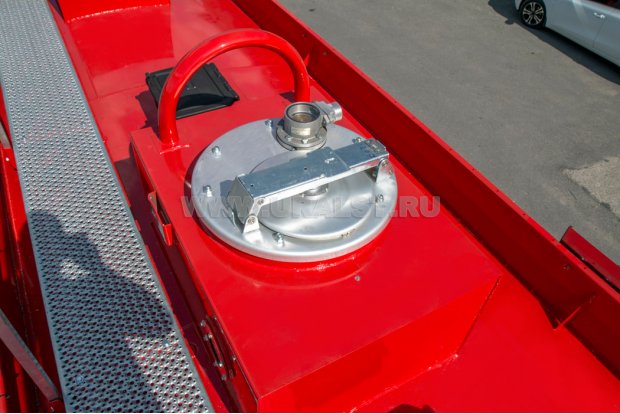 Заливная горловина цистерны