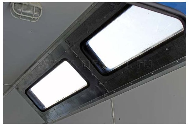 Прицеп-фургон. Окно на скосе фургона