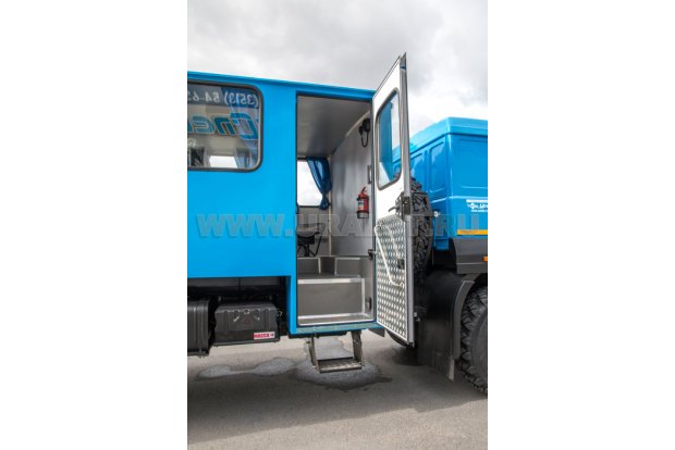 Вход с салон вахтового автобуса