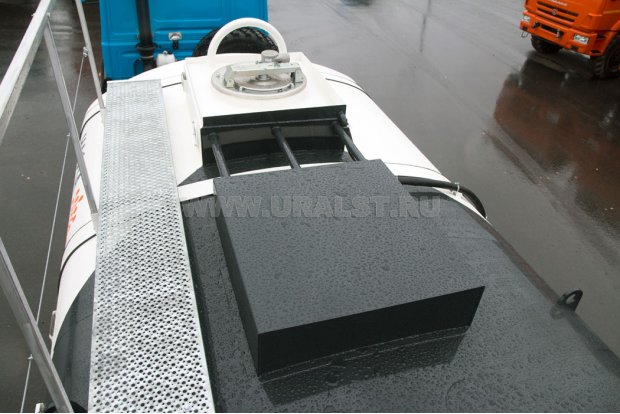 Заливная горловина цистерны