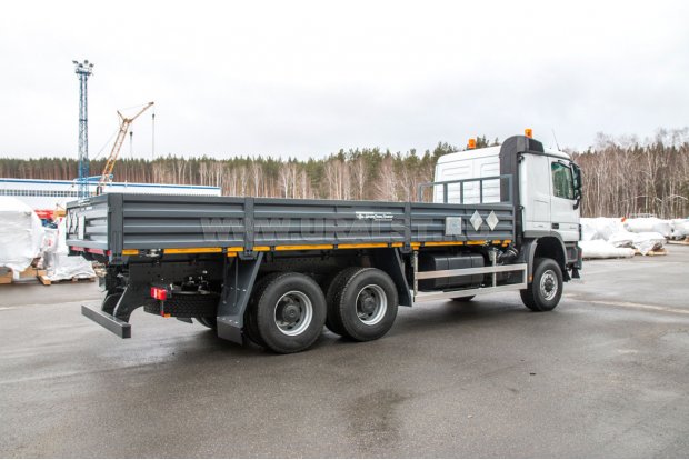 Автомобиль-контейнеровоз бортовой Mercedes-Benz 3346A