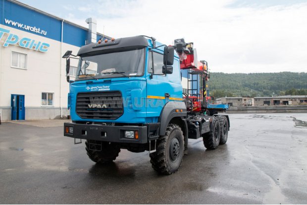 Седельный тягач Урал 5557-80Е5 с краном-манипулятором ИТ-150