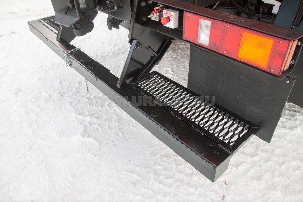 Заднее защитное устройство