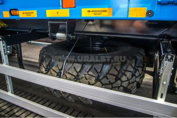 Запасное колесо. Механическая лебедка подъема и фиксации запасного колеса