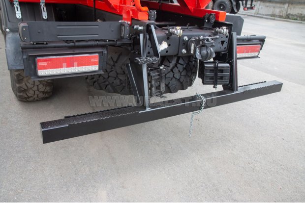 Заднее защитное устройство