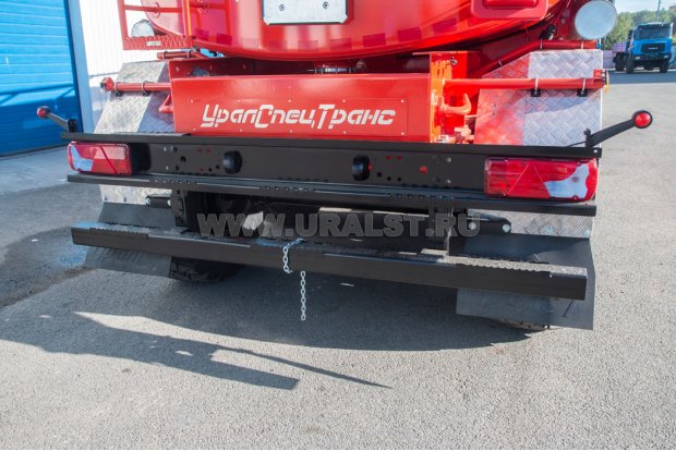 Заднее защитное устройство