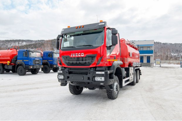 Автотопливозаправщик АТЗ-18-2 IVECO-AMT TRAKKER AD380T45W 4300 ММ, задний УВТ