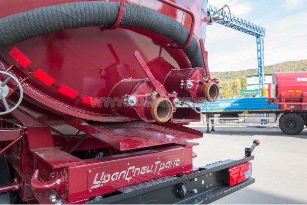 Сливной и напорно-всасывающий узел емкости