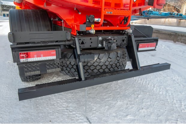 Заднее защитное устройство