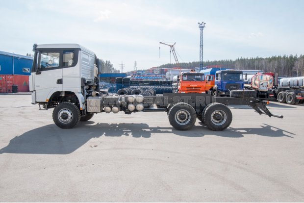 Шасси SHACMAN SX32586V385 6х6, база 4575мм