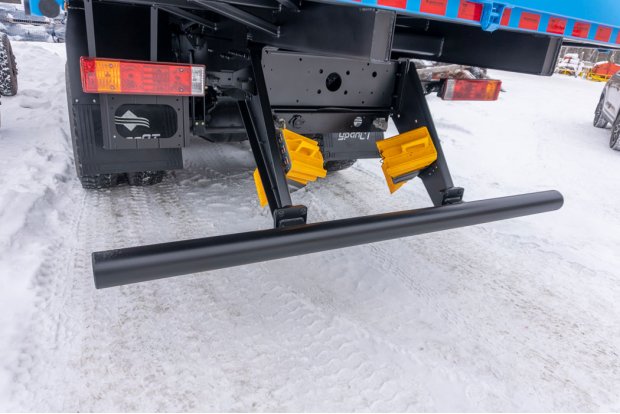 Заднее защитное устройство