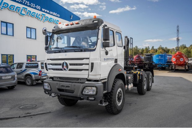 Седельный тягач BEIBEN 2538 (6х6) УСТ 5453, шины 14.00R20 ДОПОГ