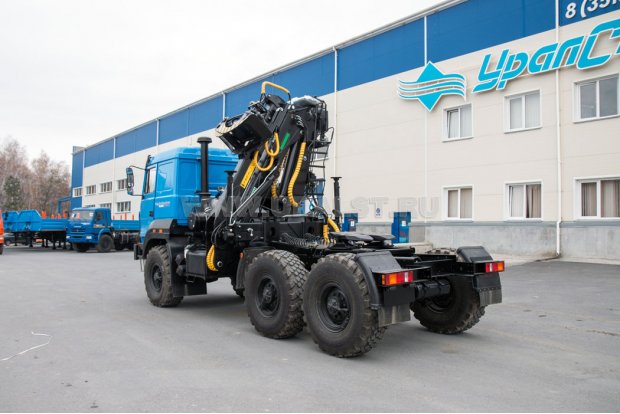 Седельный тягач Урал 44202 с гидроманипулятором ОМТЛ-120-02