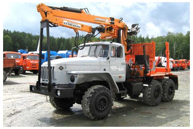 Лесовозный тягач с гидроманипулятором