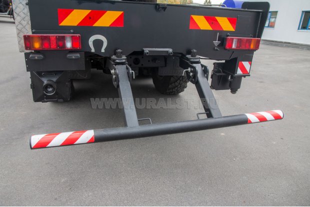 Заднее защитное устройство