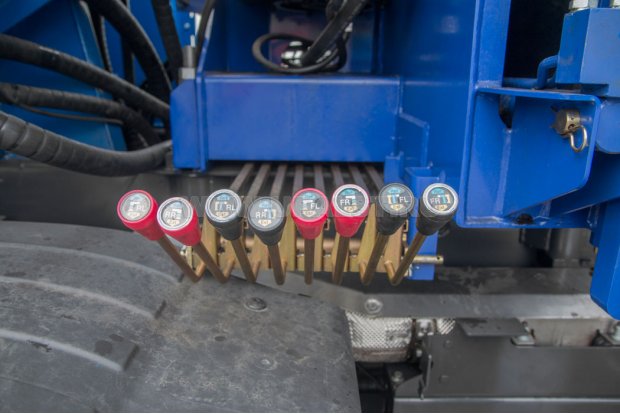 Рычаги управления КМУ и опорами КМУ