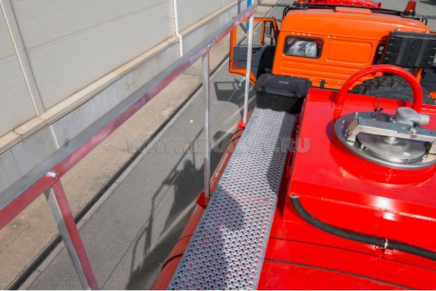 Площадка обслуживания со складным поручнем