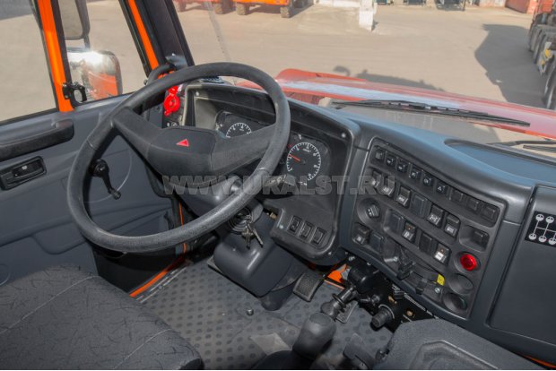 Приборная панель в кабине водителя