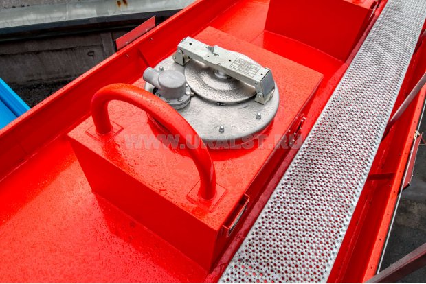 Заливная горловина цистерны