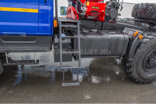 Площадка обслуживания с лестницей