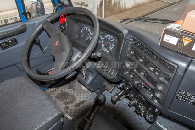 Приборная панель в кабине водителя