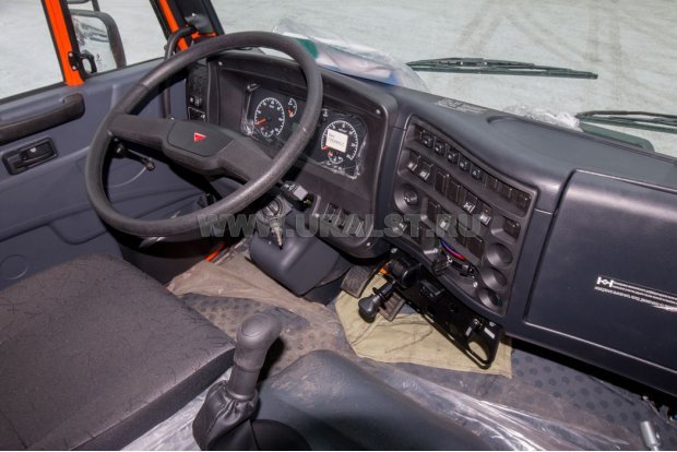 Приборная панель в кабине водителя