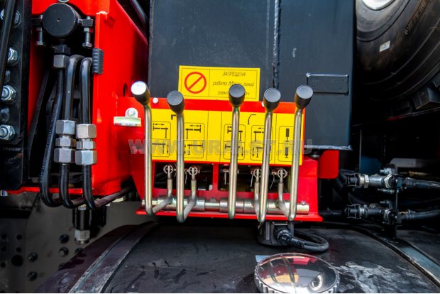 Пульт управления боковыми опорами