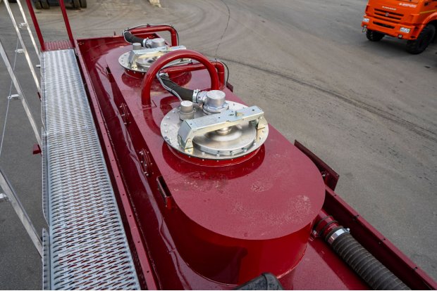 Заливная горловина цистерны