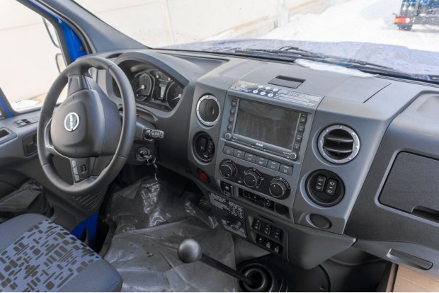 Приборная панель в кабине водителя