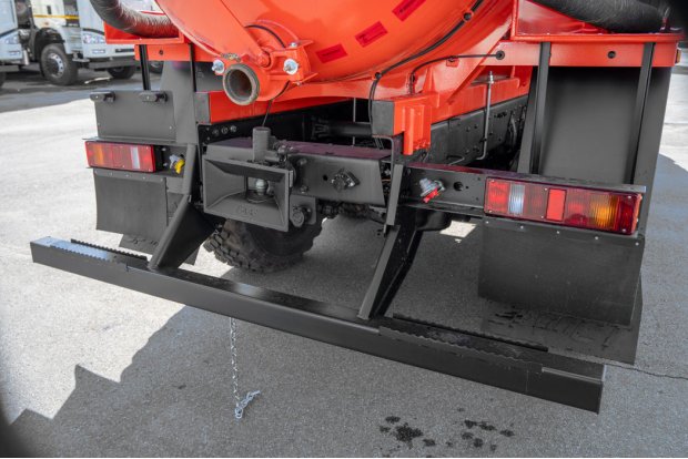 Заднее защитное устройство 