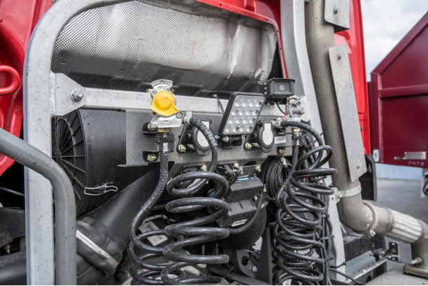 Разъемы электросистемы и пневмосистемы тягача