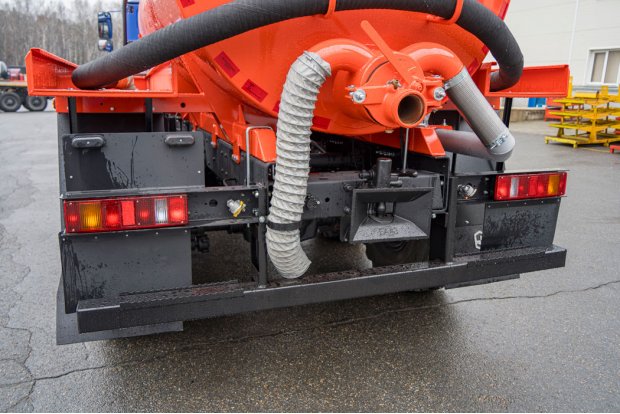 Заднее защитное устройство