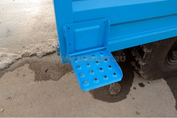 Ступенька для подъема на бортовую платформу