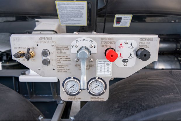 Управление стояночным тормозом и подъемной осью