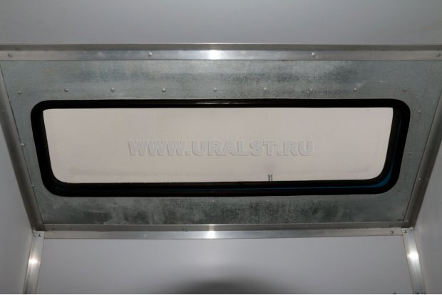 Окно на скосе фургона