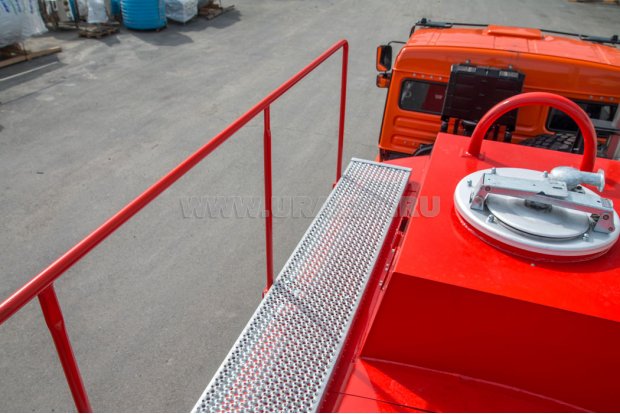 Заливная горловина цистерны