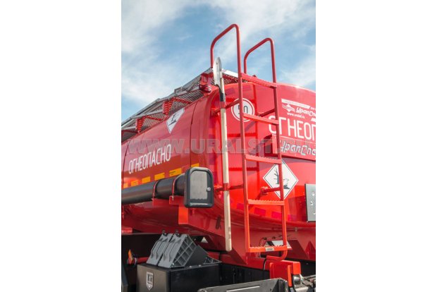 Лестница на площадку обслуживания