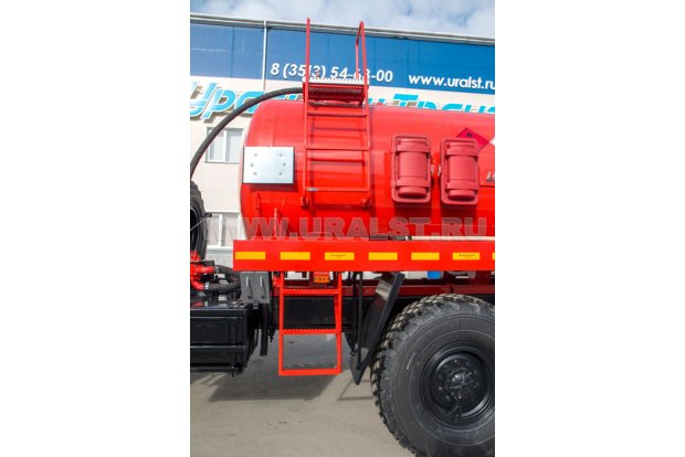 Лестница для обслуживания заливной горловины цистерны