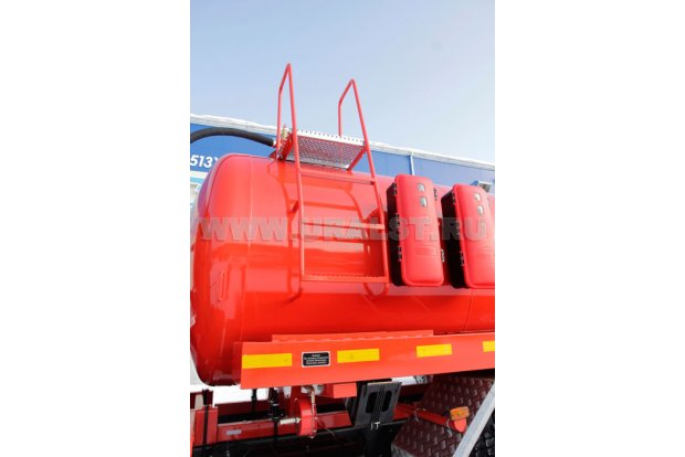 Лестница для обслуживания заливной горловины цистерны