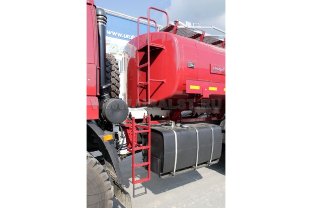 Лестница для обслуживания заливной горловины цистерны