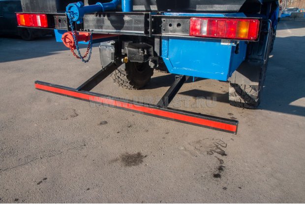 Заднее защитное устройство