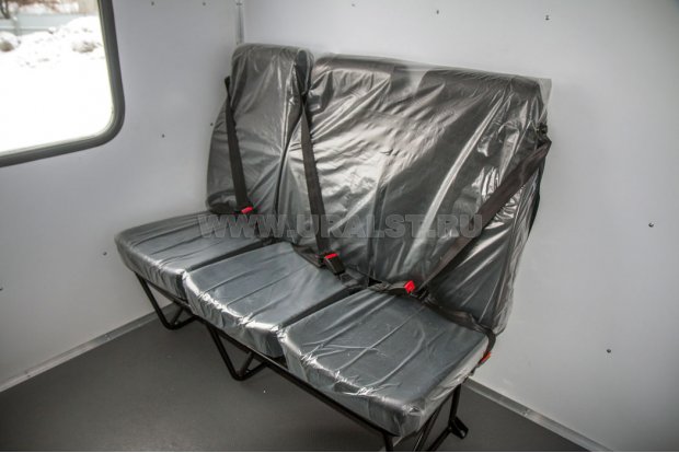 Пассажирские сиденья с ремнями безопасности